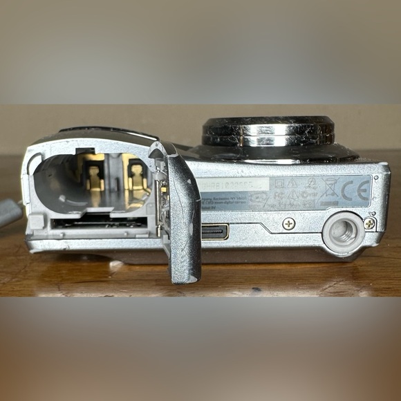 Kodak EasyShare C813 8.2MP 3x Optical Zoom Compact Digital Camera - Silver - Picture 10 of 13